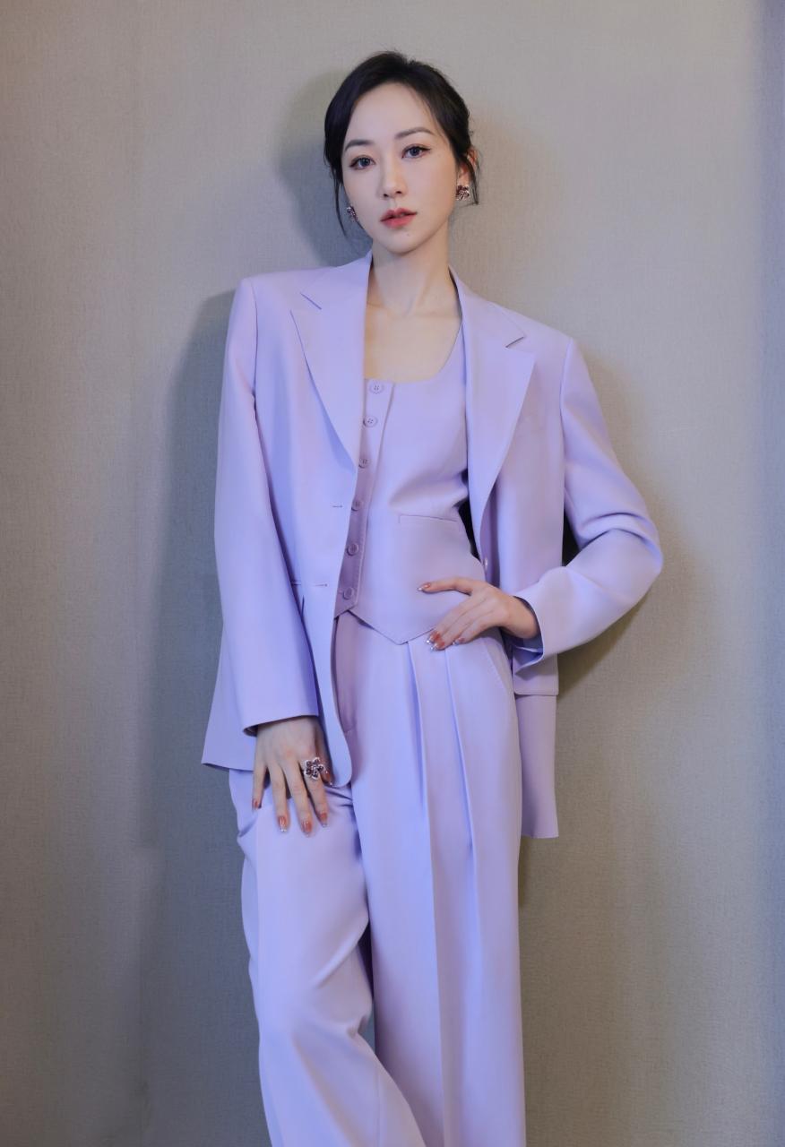 韩雪身穿淡紫色穿搭,优雅又浪漫!