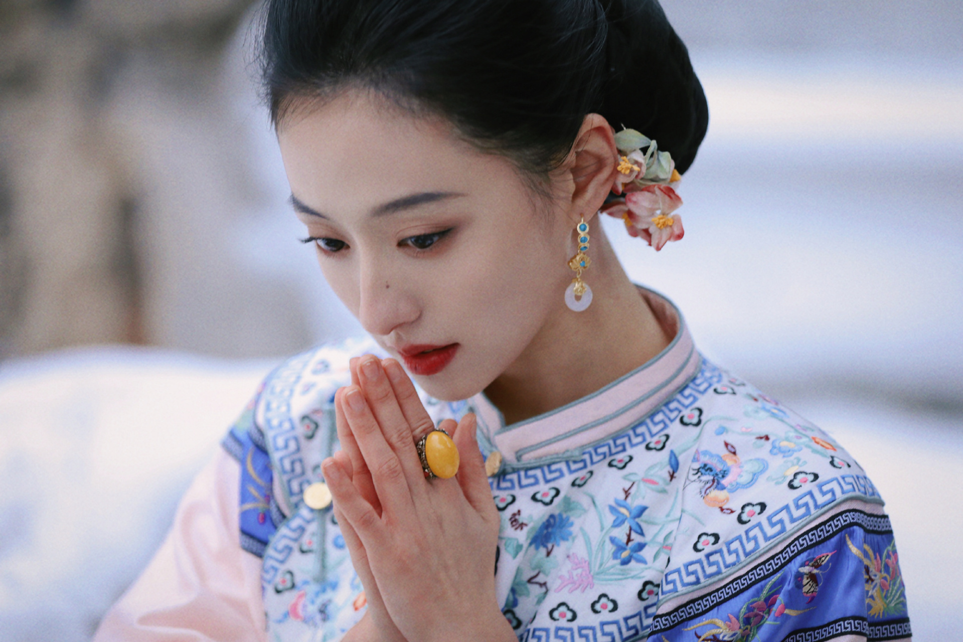 胡连馨清宫装好美,清丽温婉,优雅又充满活力.