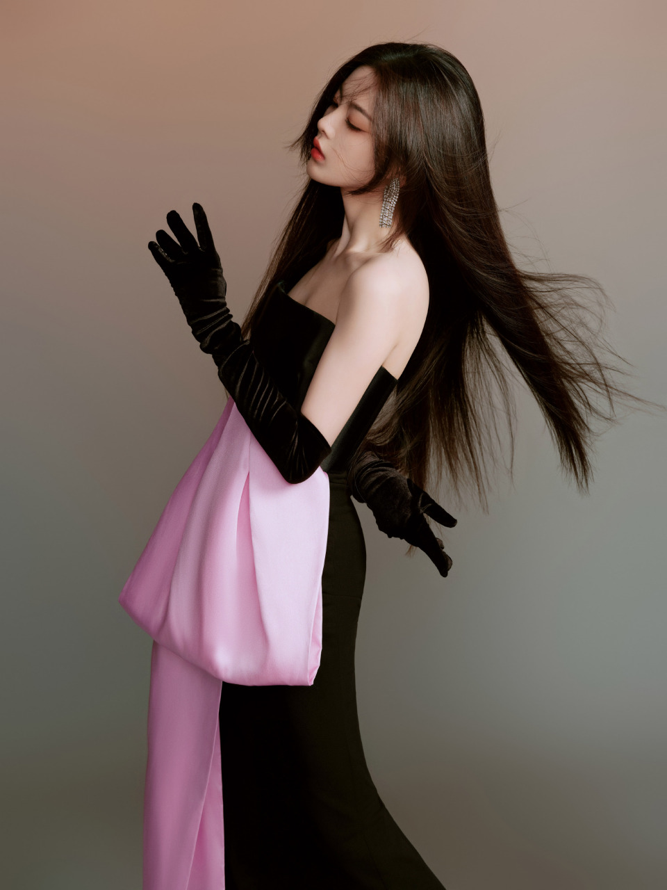 杨超越长发飘飘,柔美浪漫.