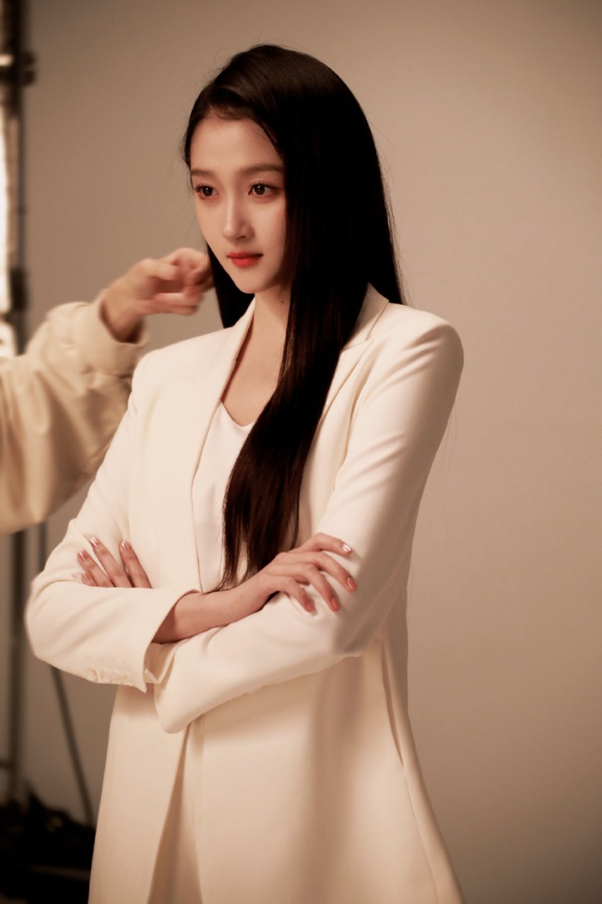 关晓彤白西装与绿衬衫造型,干练清爽跃现