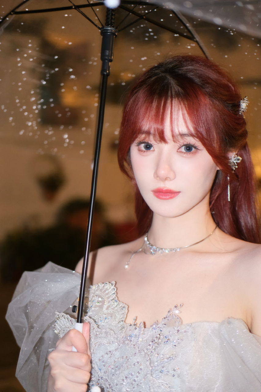 解说小钰真的好甜美,她身穿浅色礼服,优雅大方,仿佛是从画中走出的