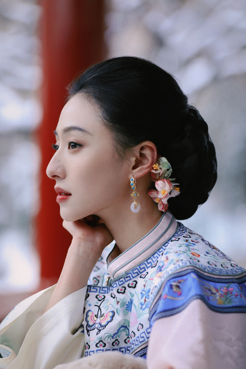 胡连馨清宫装好美,清丽温婉,优雅又充满活力.