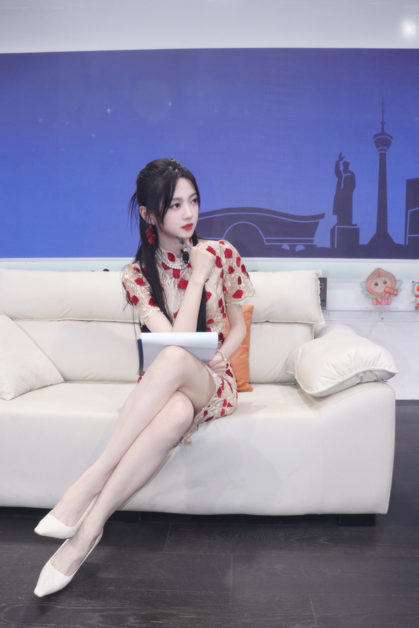 解说灵儿肤白貌美大长腿,温柔又甜美!