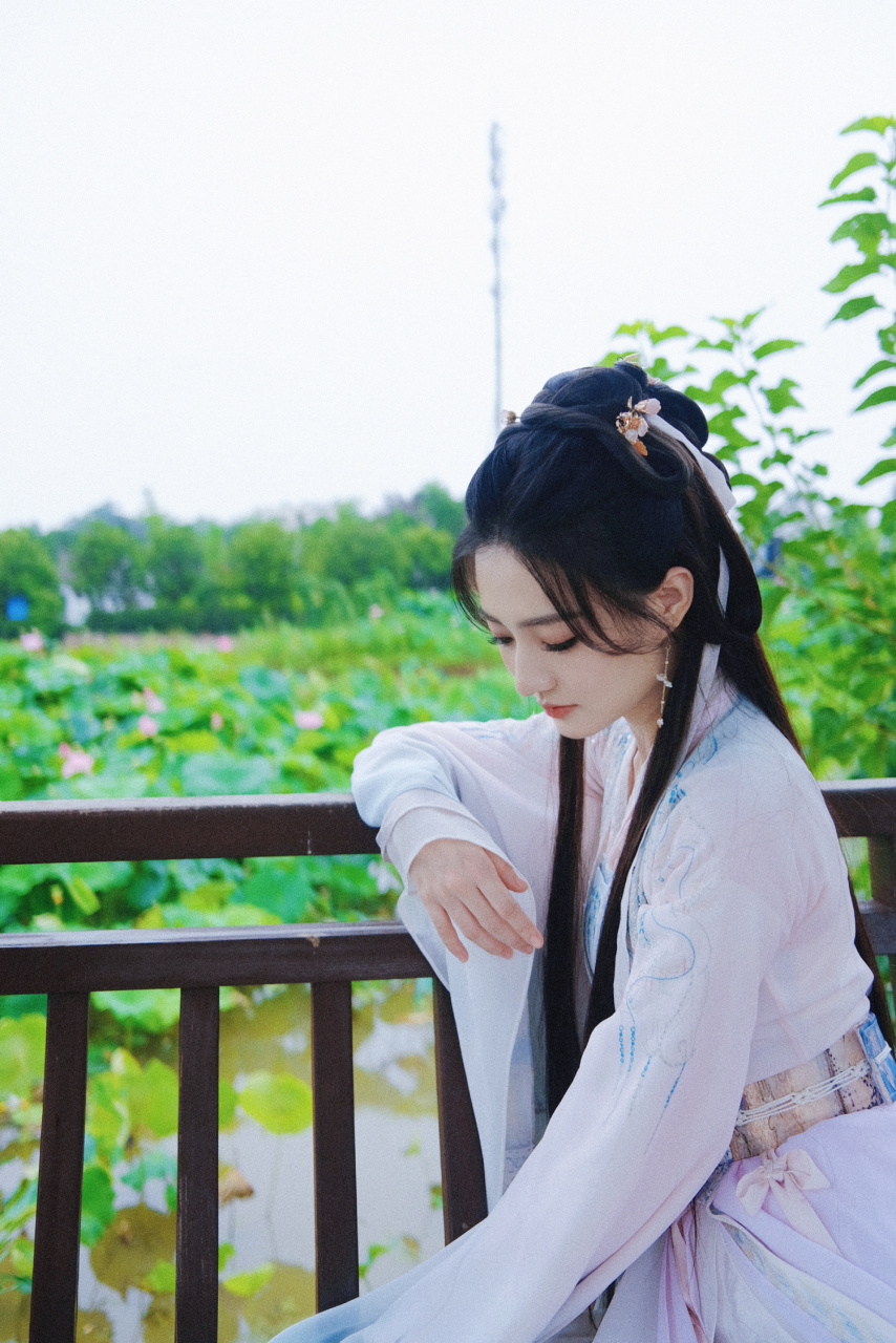 徐璐古装造型好美,笑容温婉如春风拂面,尽显女子的温婉娴淑.