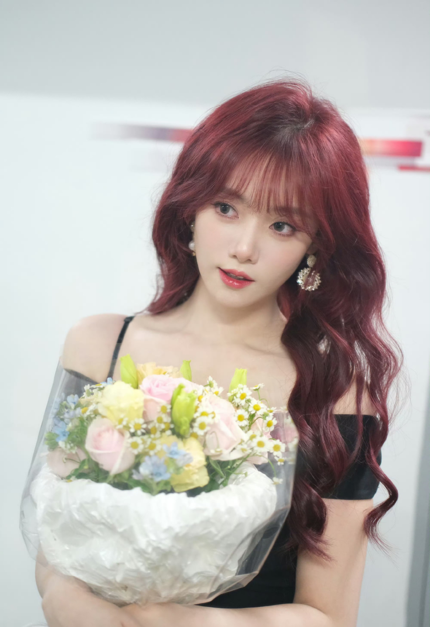 游戏女解说小钰,红发造型浪漫又甜美.