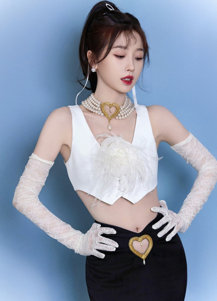 虞书欣# 高马尾心形镂空裙元气又可爱,小甜妹虞书欣睫毛长长翘堑哪