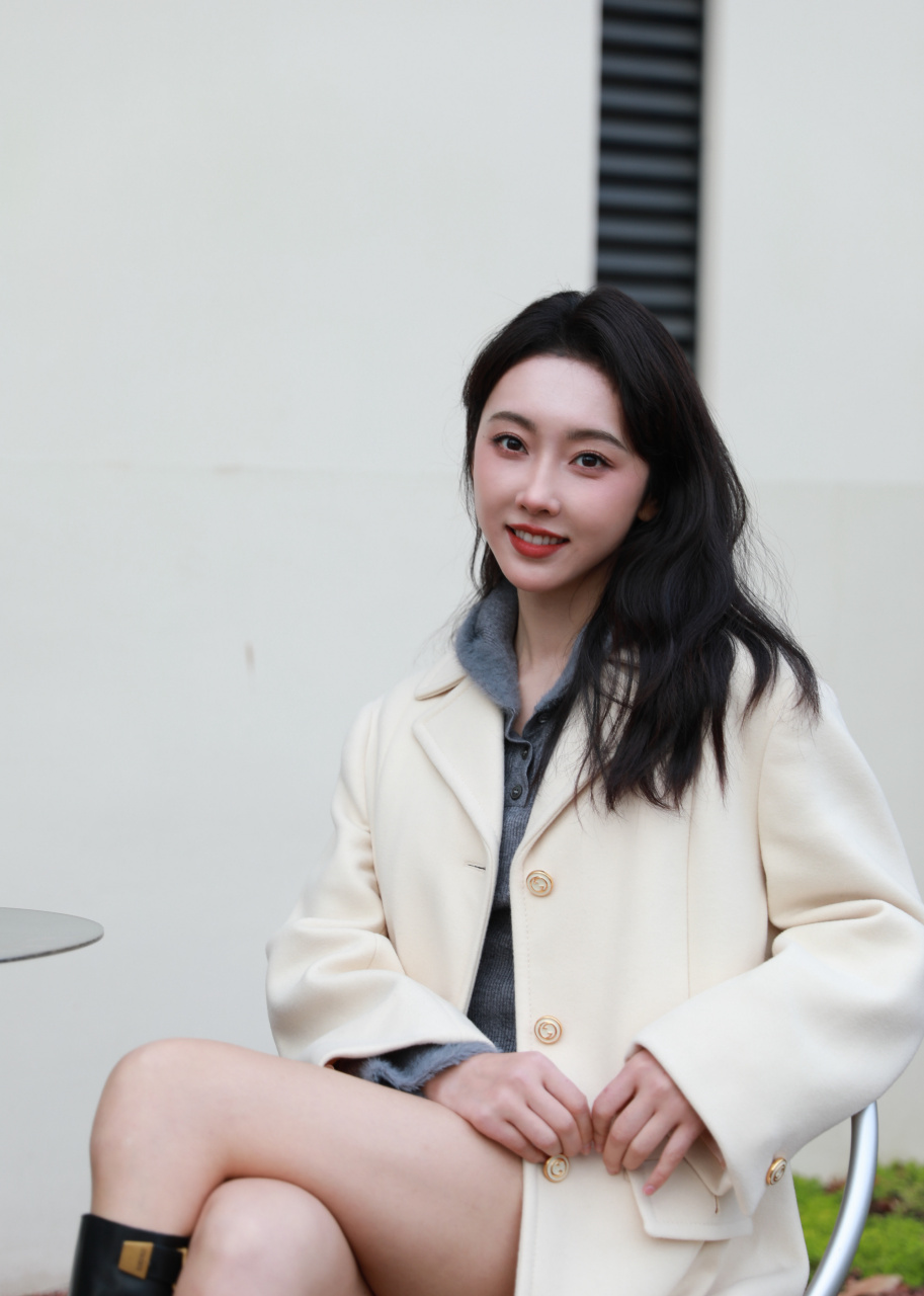 宣璐米色风衣,清丽温婉,明媚动人!