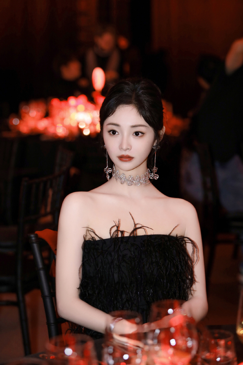 周洁琼# 身着黑色羽毛裙,她的美丽和优雅令人无法抗拒.