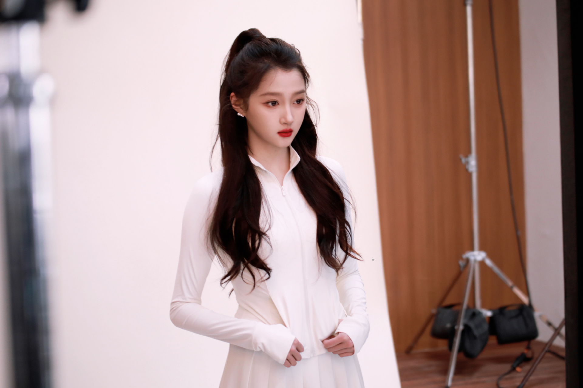 关晓彤高马尾造型展现出活力四溢的青春气息,仿佛一股清新的氧气扑面