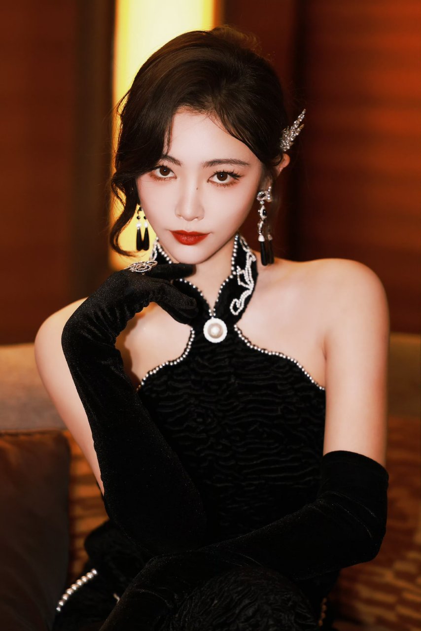 许佳琪黑色晚礼服复古优雅,犹如黑天鹅般优雅降临,散发出神秘而高贵的