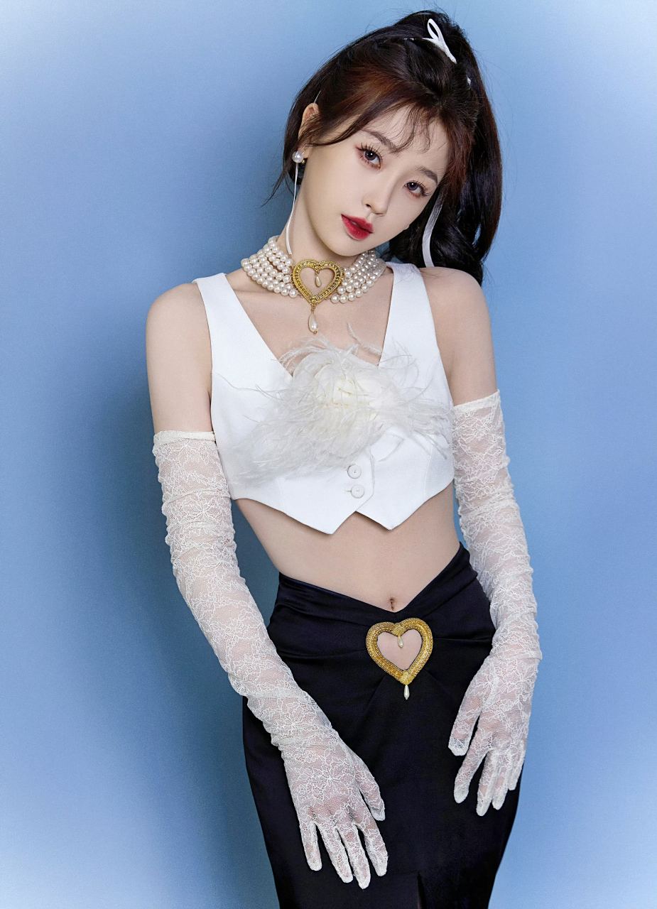 虞书欣# 高马尾心形镂空裙元气又可爱,小甜妹虞书欣睫毛长长翘堑哪