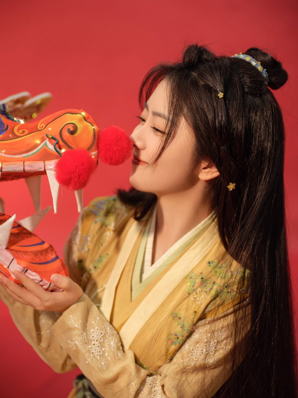 谭松韵元宵节古装造型,喜庆又可爱!