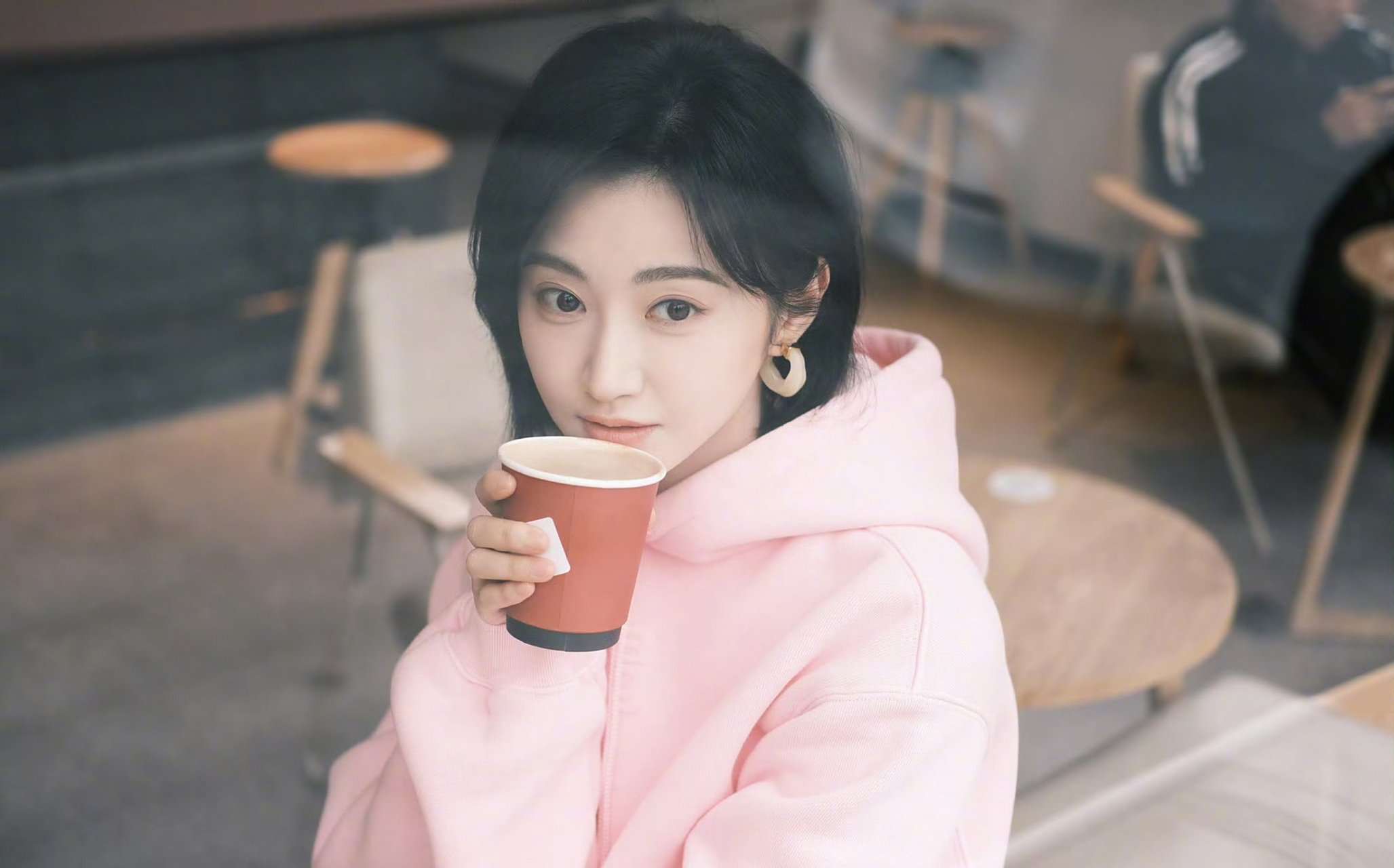 景甜粉色卫衣外套加运动裤的搭配甜酷感十足,甜美温柔,可爱又俏皮!