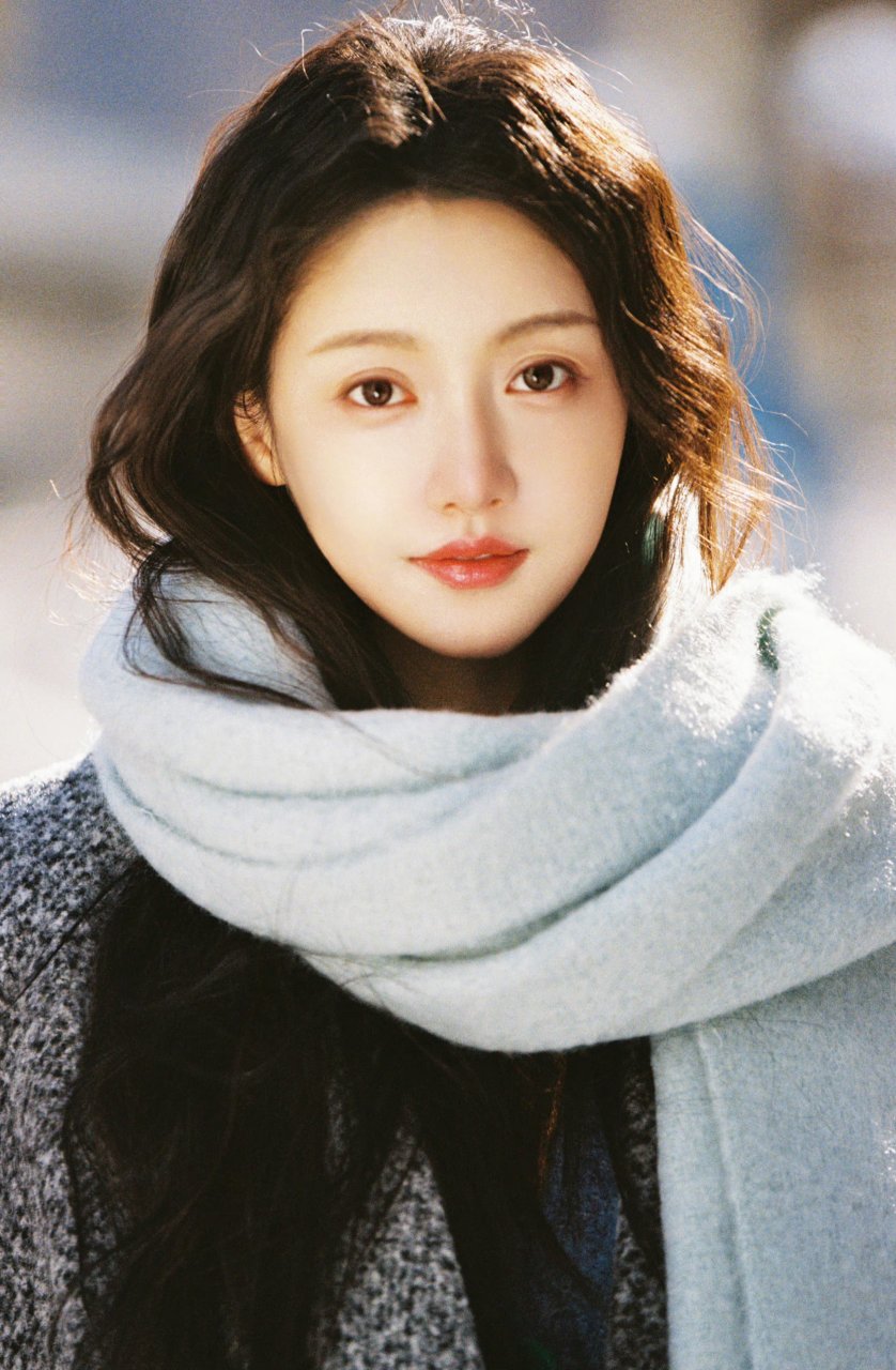 姜贞羽# 冬日随拍,她的笑容,纯净而甜美,仿佛能融化冰雪,温暖人心.