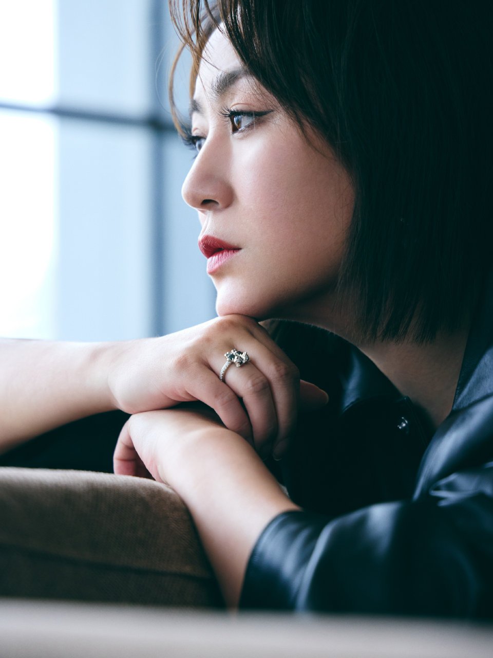 马丽短发皮衣女神,温柔而舒展,自信且光芒.