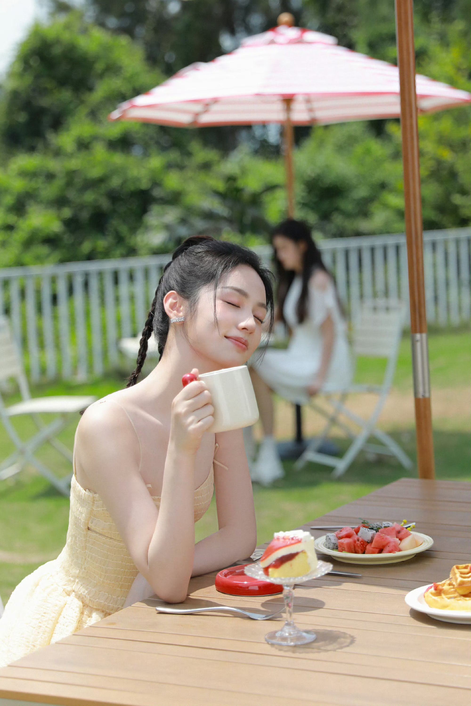 周也身着明黄吊带裙,清纯甜美,满满少女感.