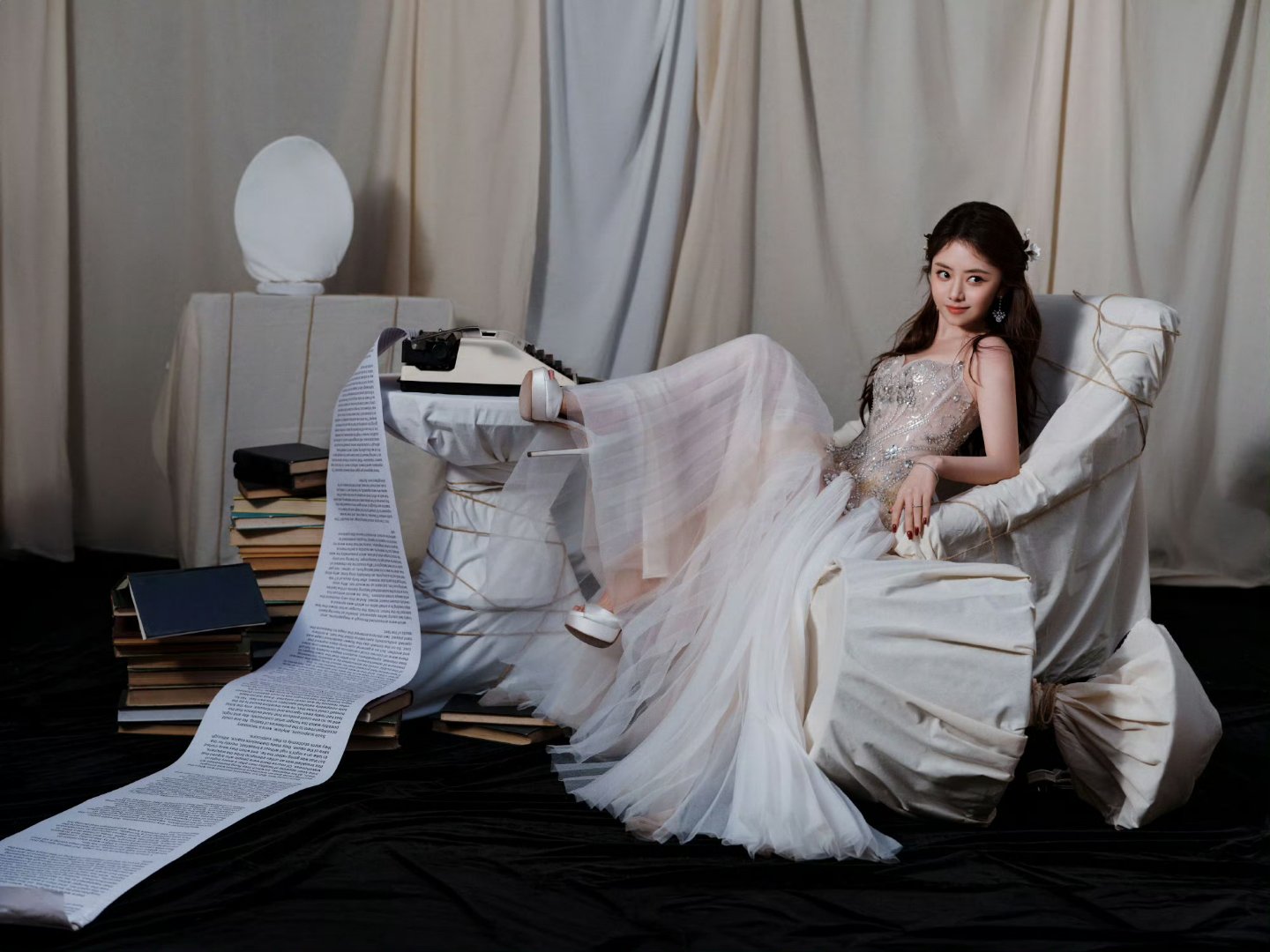 谭松韵金鹰奖造型,身穿复古金钻风琴裙,佩戴纯手工特别定制锦韵琼花冠