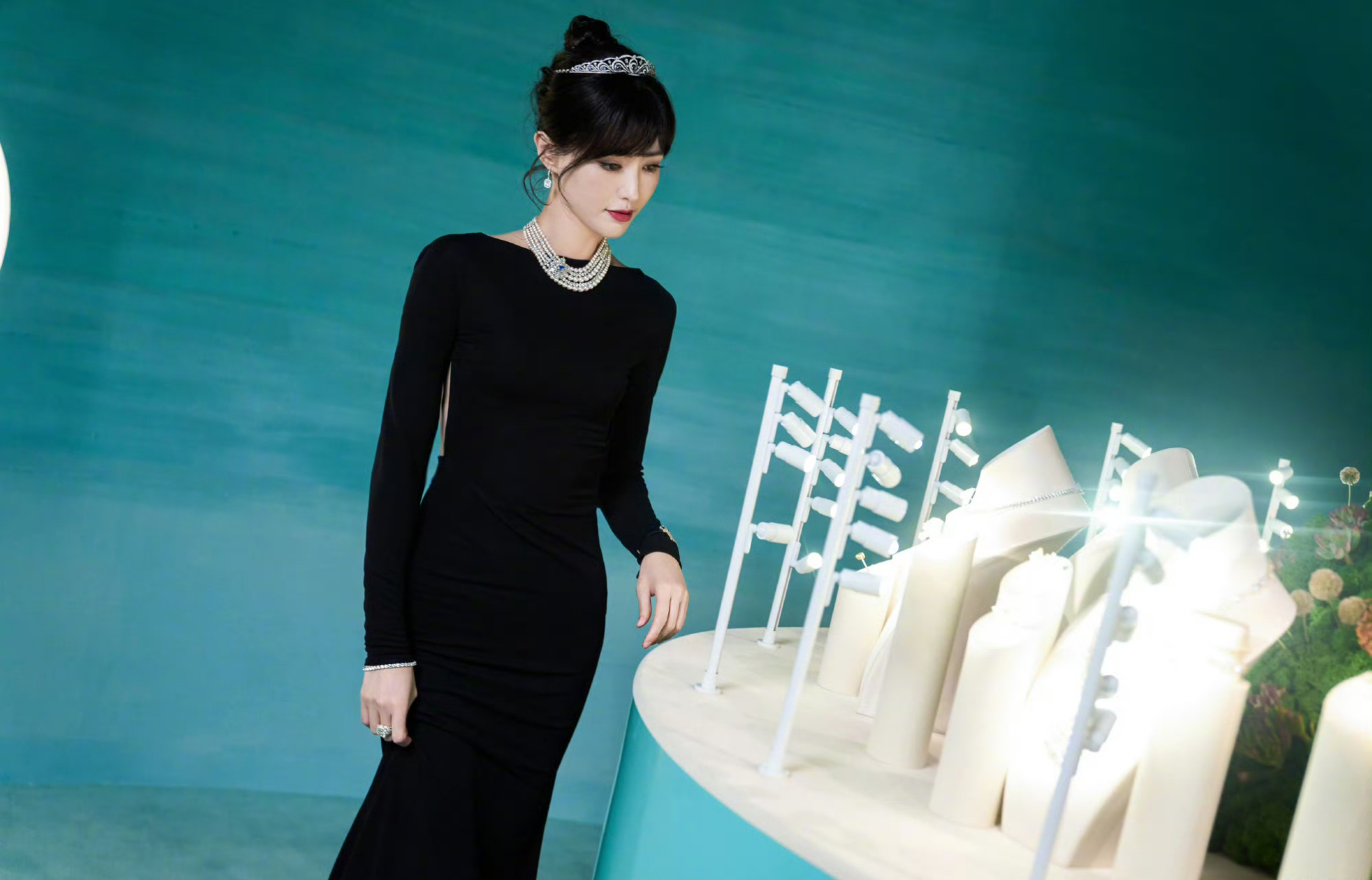 唐嫣皇冠 露背黑色长裙,妥妥的赫本公主风,好美好贵好优雅!