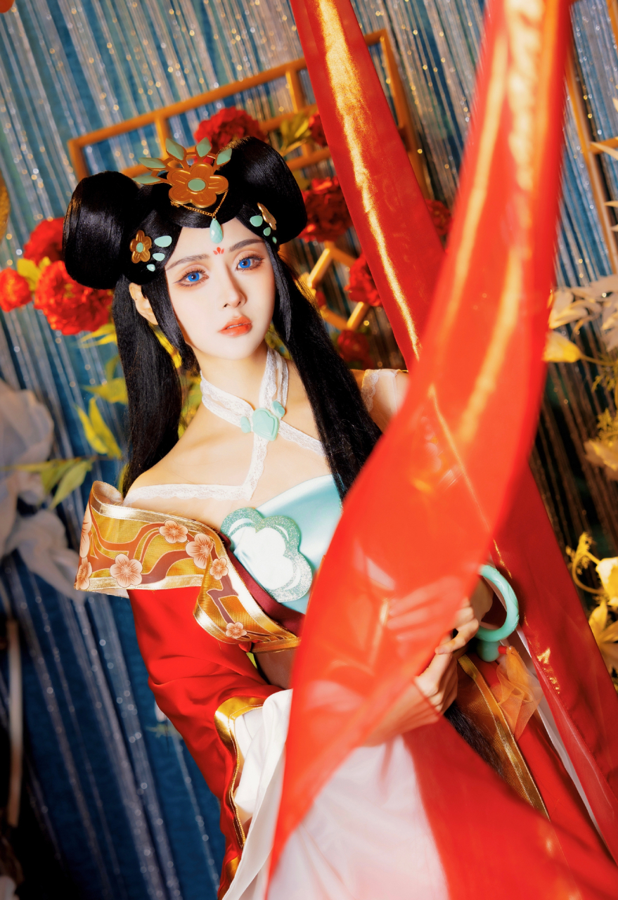 莫寒cos琴女,身着华丽古装,佩戴璀璨金色发饰,犹如公主般的尊贵气息