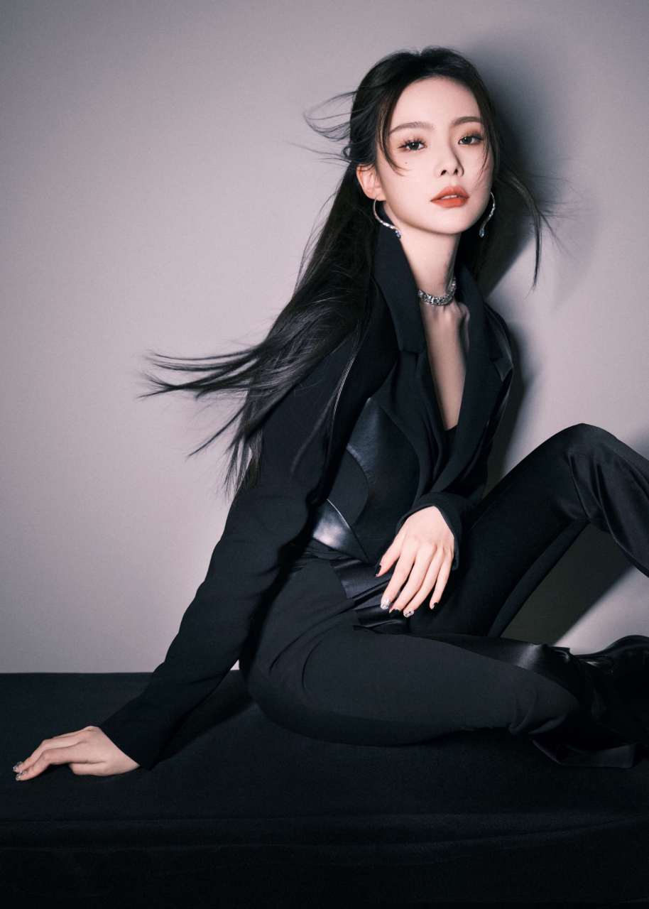 陈卓璇# 短款西装尽显干练酷飒,甜美学姐.