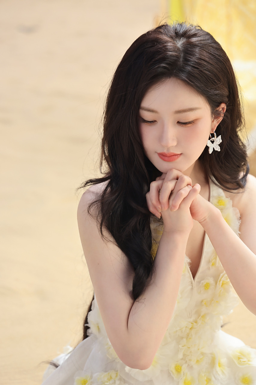 赵露思新妆造好漂亮呀,黄色雏菊吊带裙搭配长卷发,性感优雅,明媚动人