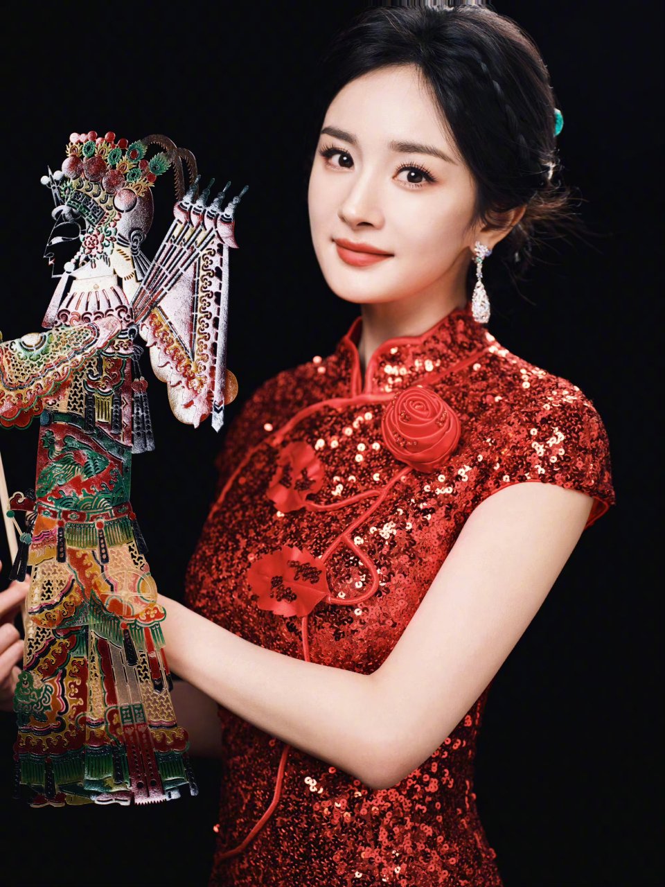 杨幂新中式造型,身穿红色旗袍,尽显婀娜身姿,一颦一笑都让人心动不已.
