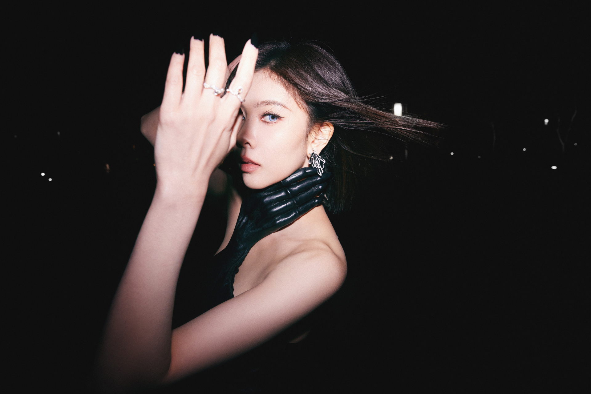 宋妍霏# 性感猫眼妆搭配黑色长皮裙,酷飒不羁,尽显冷艳气质.