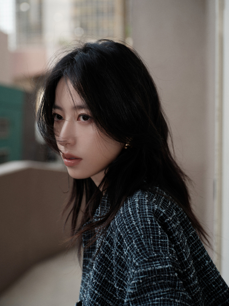 周雨彤最新街拍,又美又飒,简约又不失时尚感.