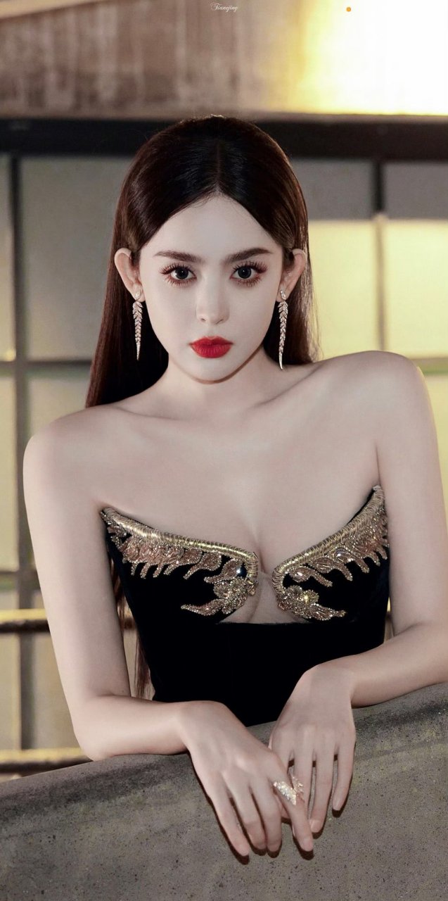 娜扎# 黑色低胸长裙,展现性感迷人的事业线,真是又美又水灵.