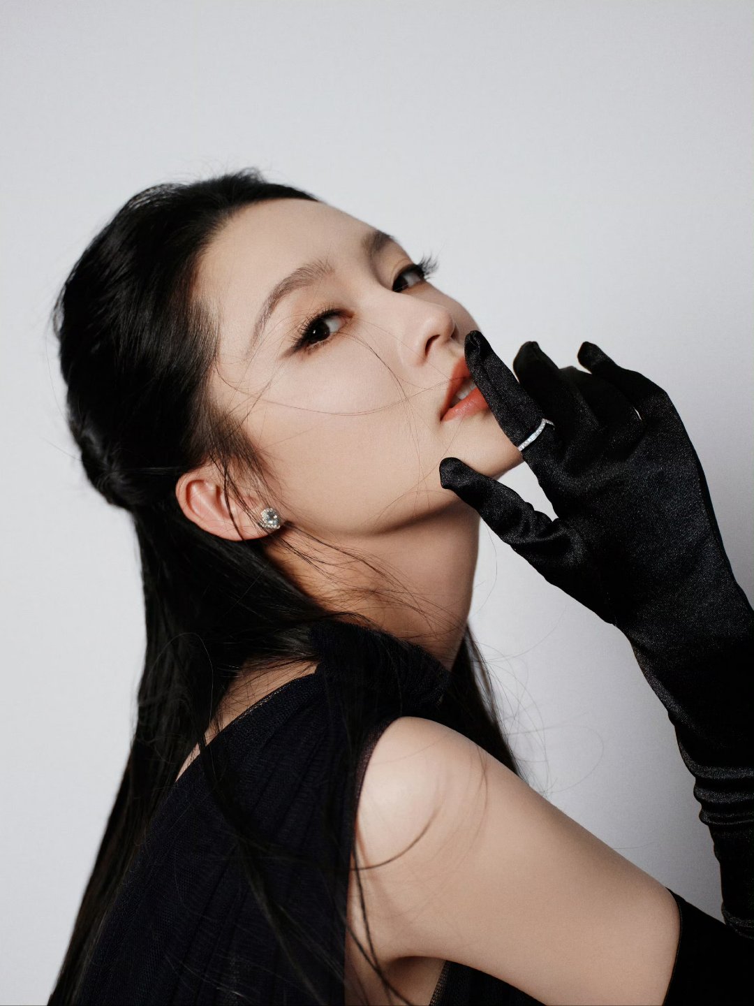 李沁妥妥气质大美女,黑色礼裙搭配长手套,优雅高贵,尽显迷人风范