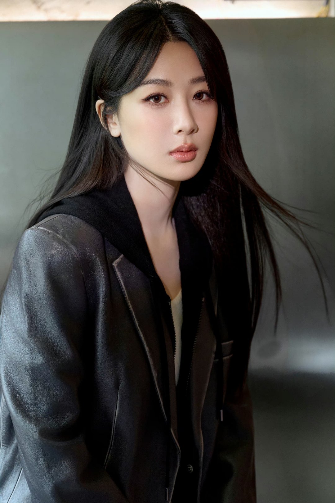 杨紫皮衣皮裙大长腿,酷飒优雅,性感迷人