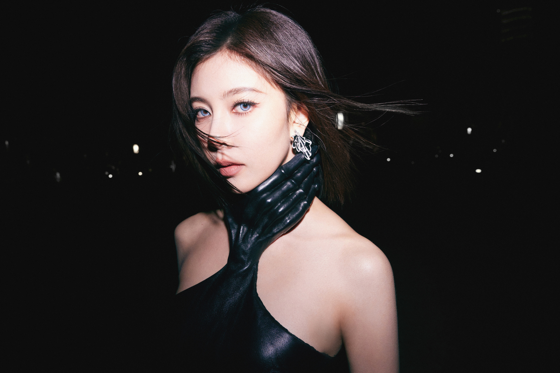 宋妍霏# 性感猫眼妆搭配黑色长皮裙,酷飒不羁,尽显冷艳气质.