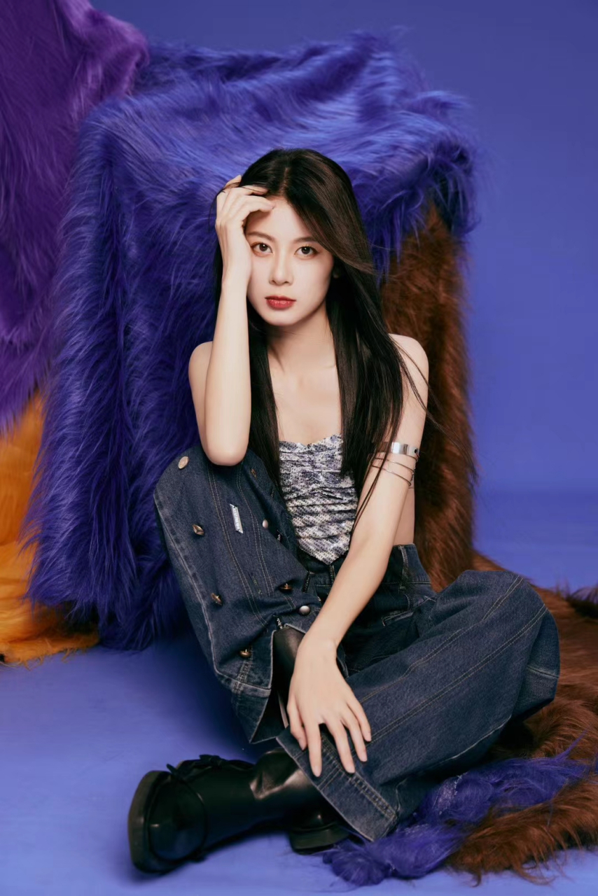 赵昭仪# 牛仔裤与露背上衣的完美组合,凸显身材曲线,高级感满满.