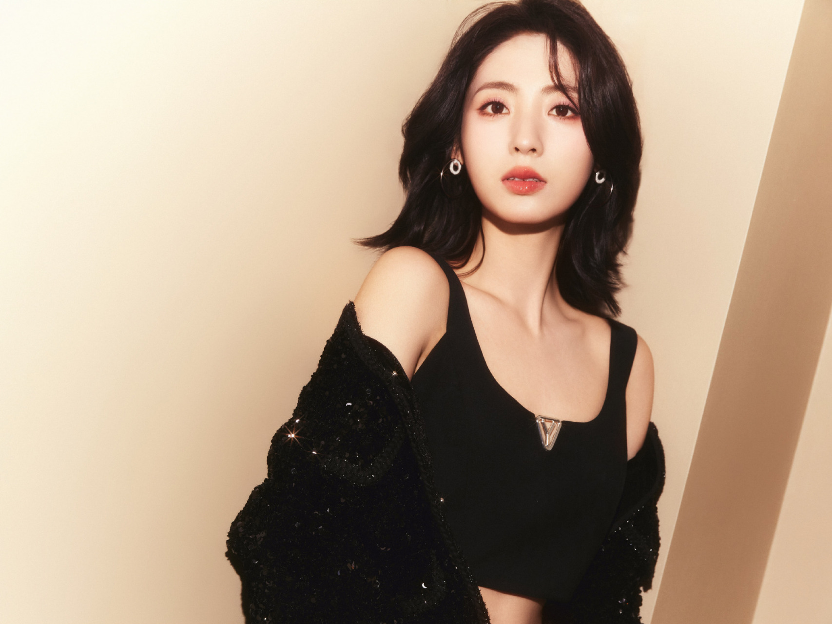 无论是短发的俏皮还是夹克的率性,都展现了她的多面魅力,让人不禁为之