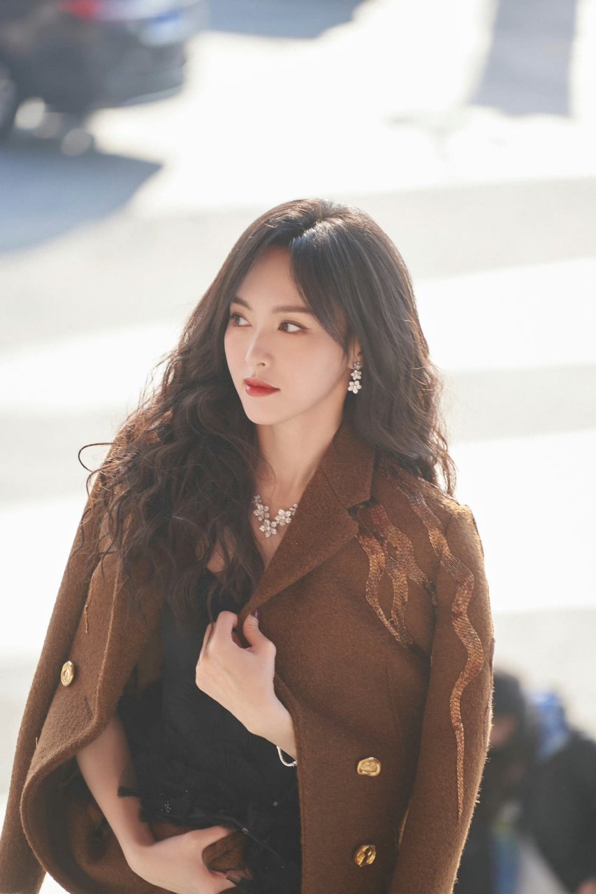 唐嫣活动出行照,红唇妆容精致,发型优雅,整体造型时尚又高贵.