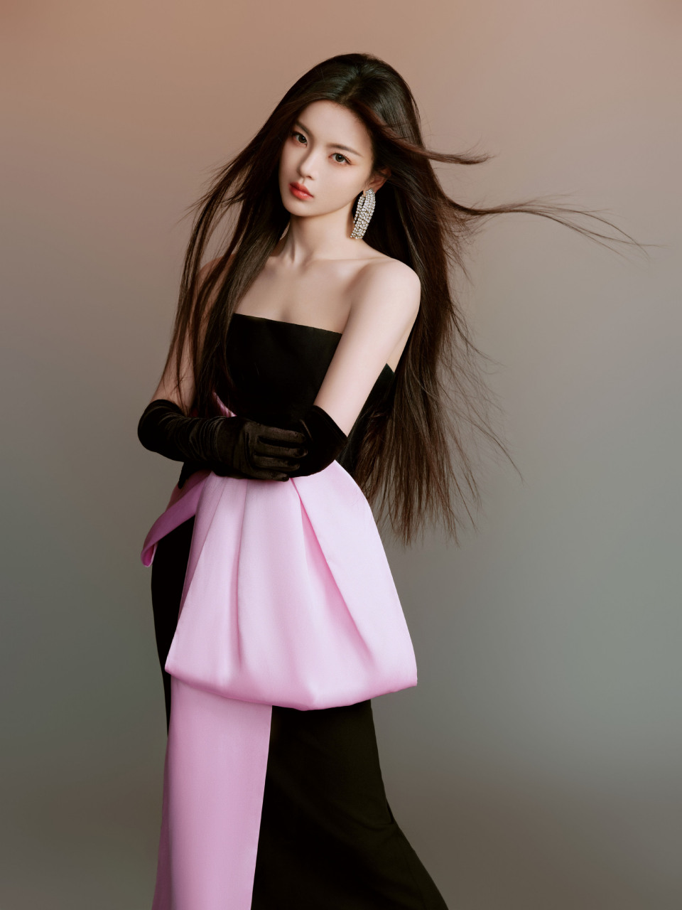 杨超越长发飘飘,柔美浪漫.