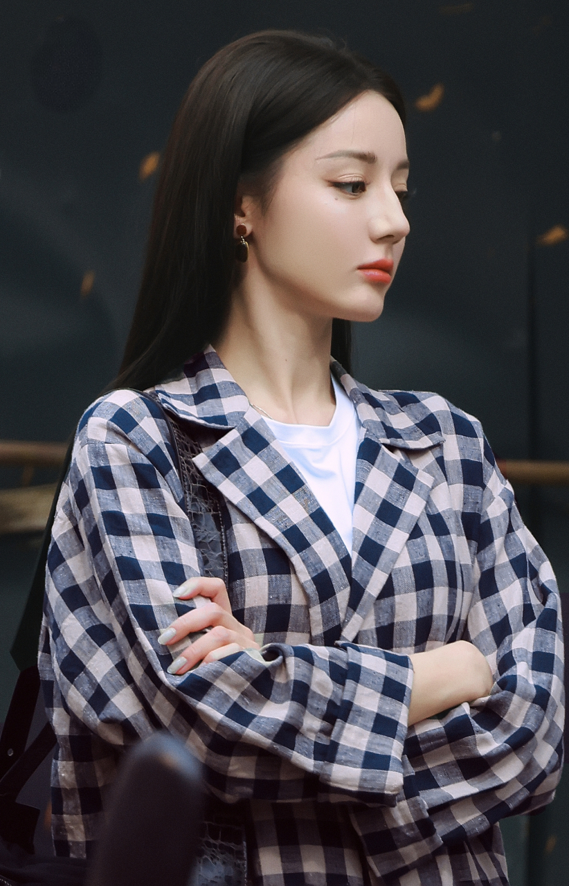 迪丽热巴侧颜绝了,优雅高贵的气质女神!