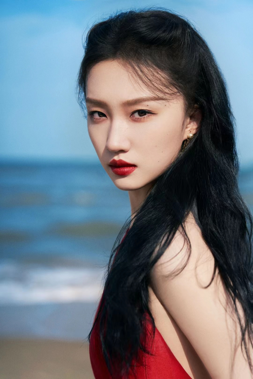 演员王佳怡#  热烈红裙 ,复古曼妙.        摇曳生姿 ,明媚动人.