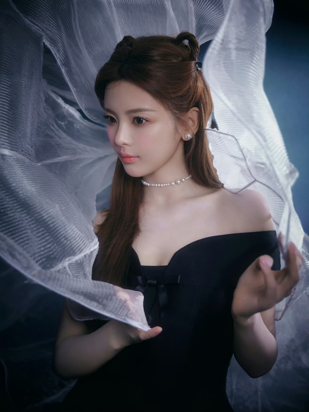 杨超越# 灵狐造型真是美到不行.黑色连衣裙优雅又带有一丝神秘感