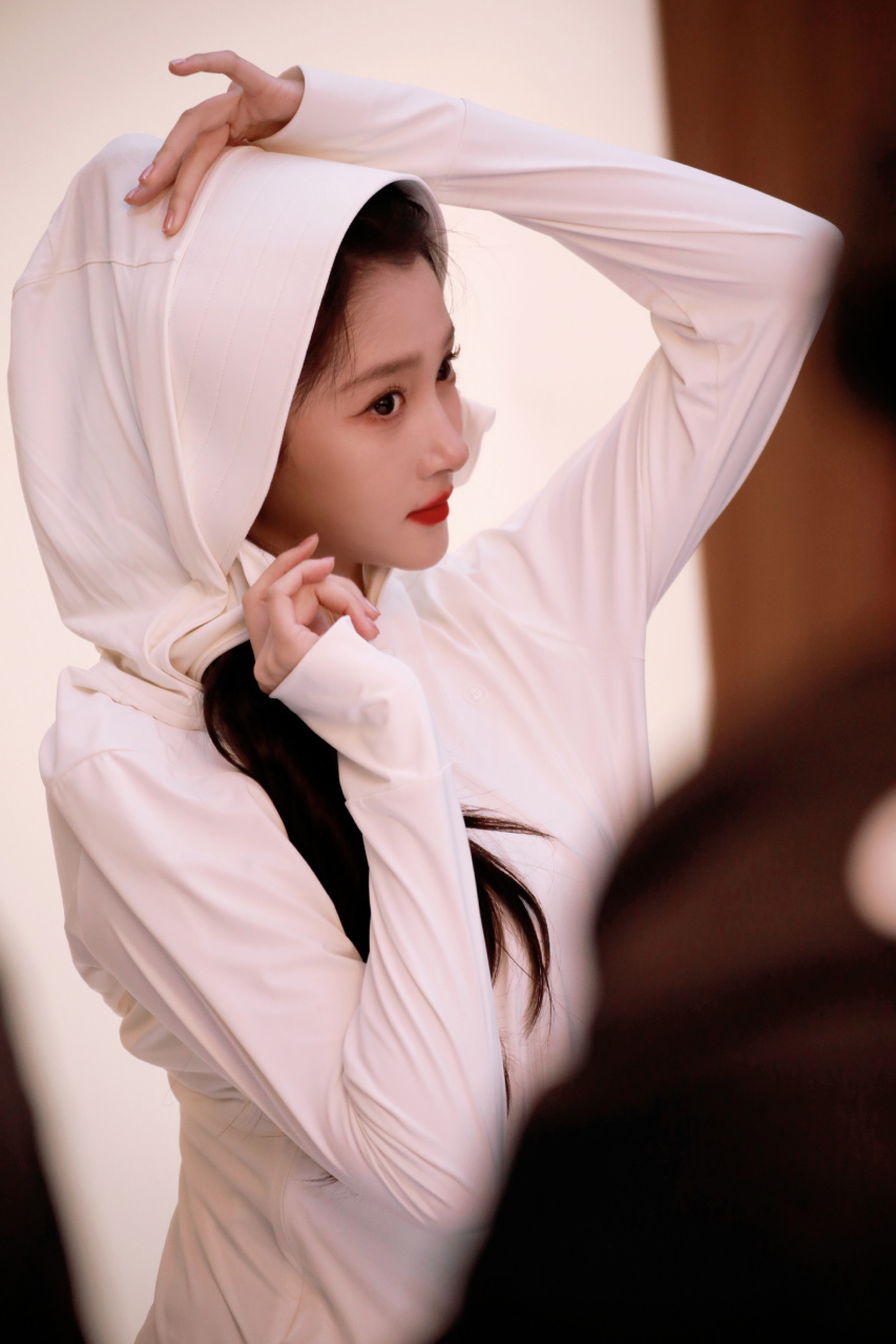 关晓彤高马尾造型展现出活力四溢的青春气息,仿佛一股清新的氧气扑面