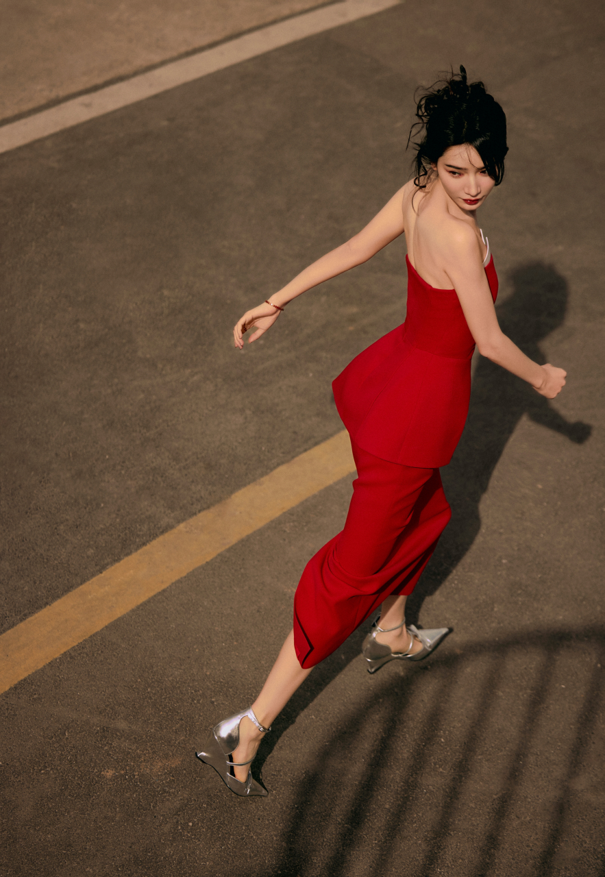 代斯红色露肩礼服将她曼妙的身材完美展现,精致妆容搭配优雅发型,散发