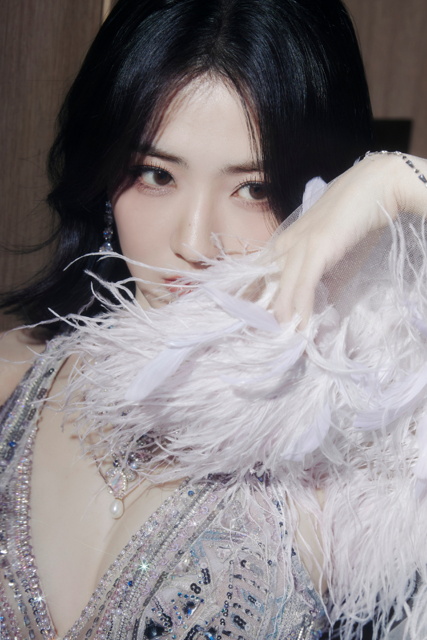 徐璐身着一袭深v亮钻礼服,犹如璀璨星辰般闪耀夺目.