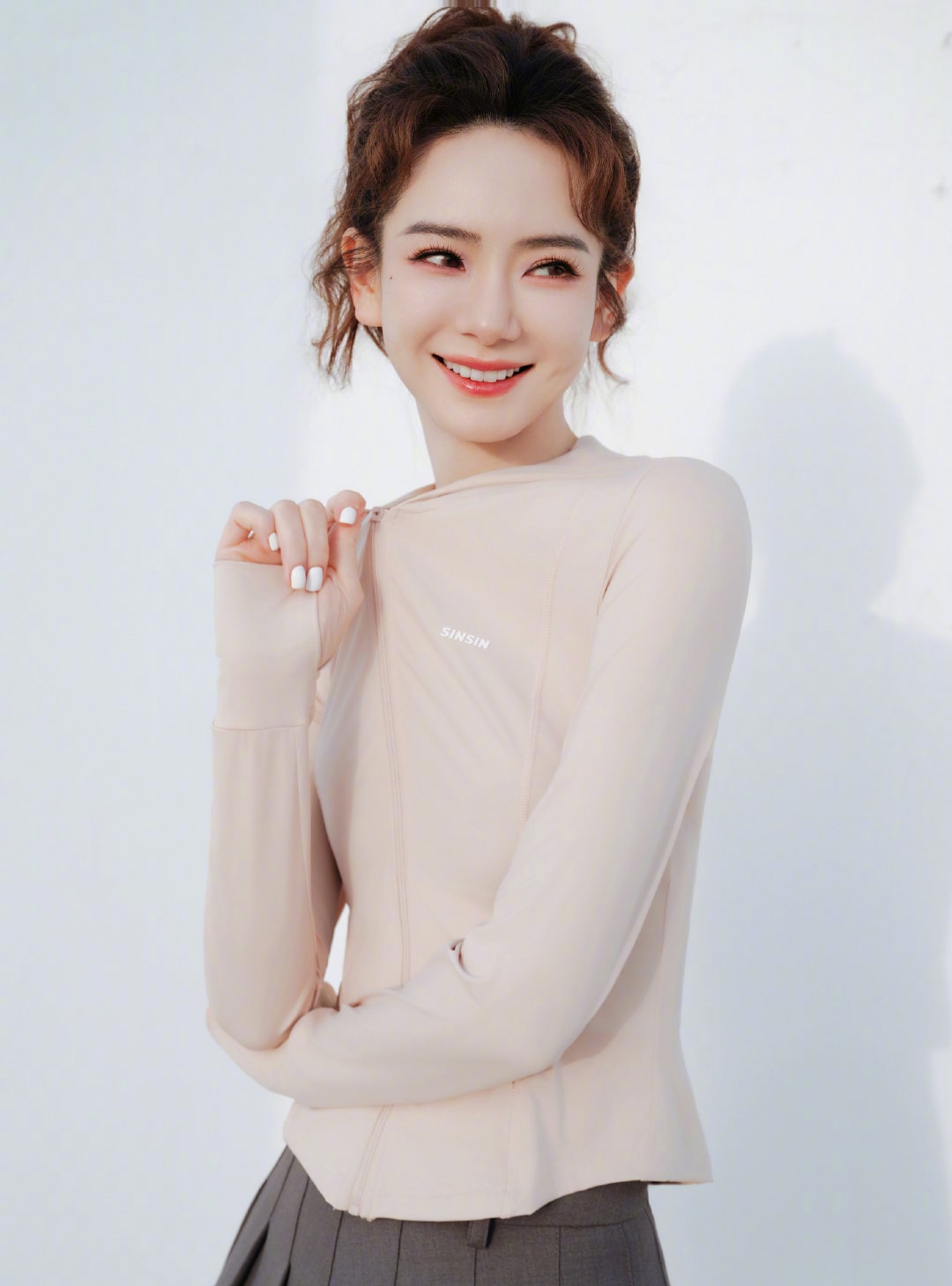 戚薇运动风造型,温暖明媚好时髦