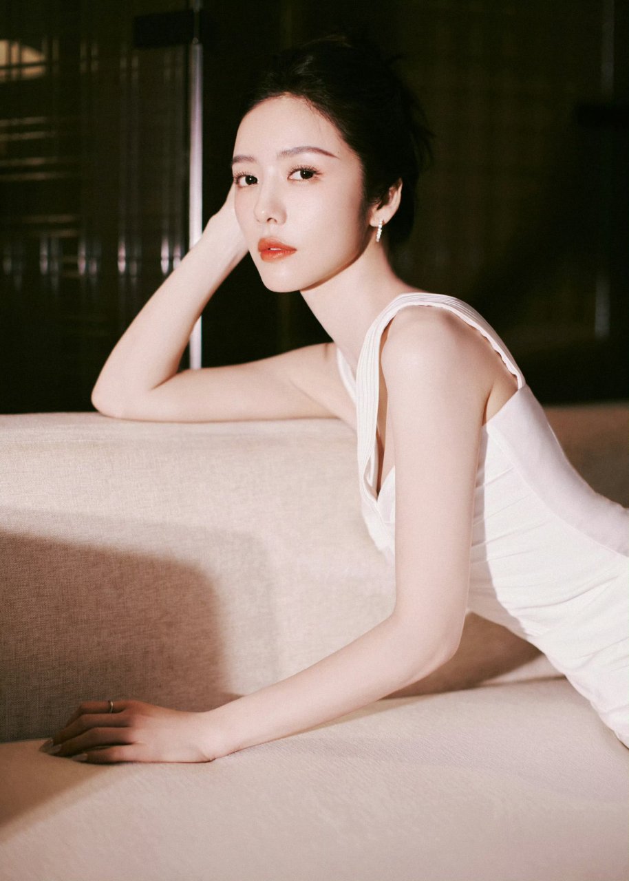 蔡文静白色礼服,温柔明媚,浪漫优雅好迷人!