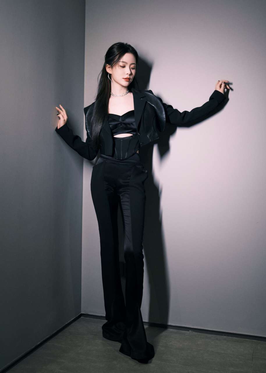 陈卓璇# 短款西装尽显干练酷飒,甜美学姐.