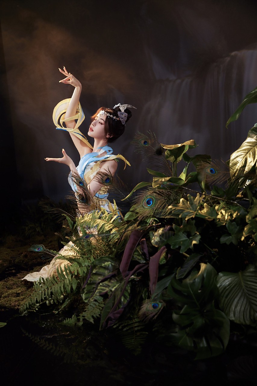 哈妮克孜#  cos王者荣耀甄姬,翎羽飞舞,星点光晕,简直美出了新高度.