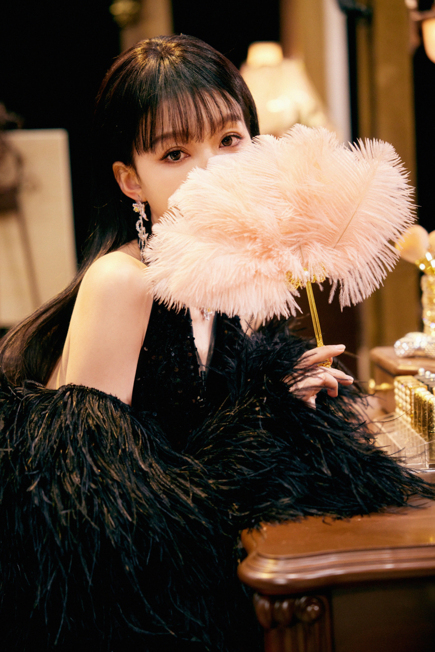 孙怡黑色一字羽毛礼服配上碎金妆容,黑色齐刘海猫女御姐气质拉满!