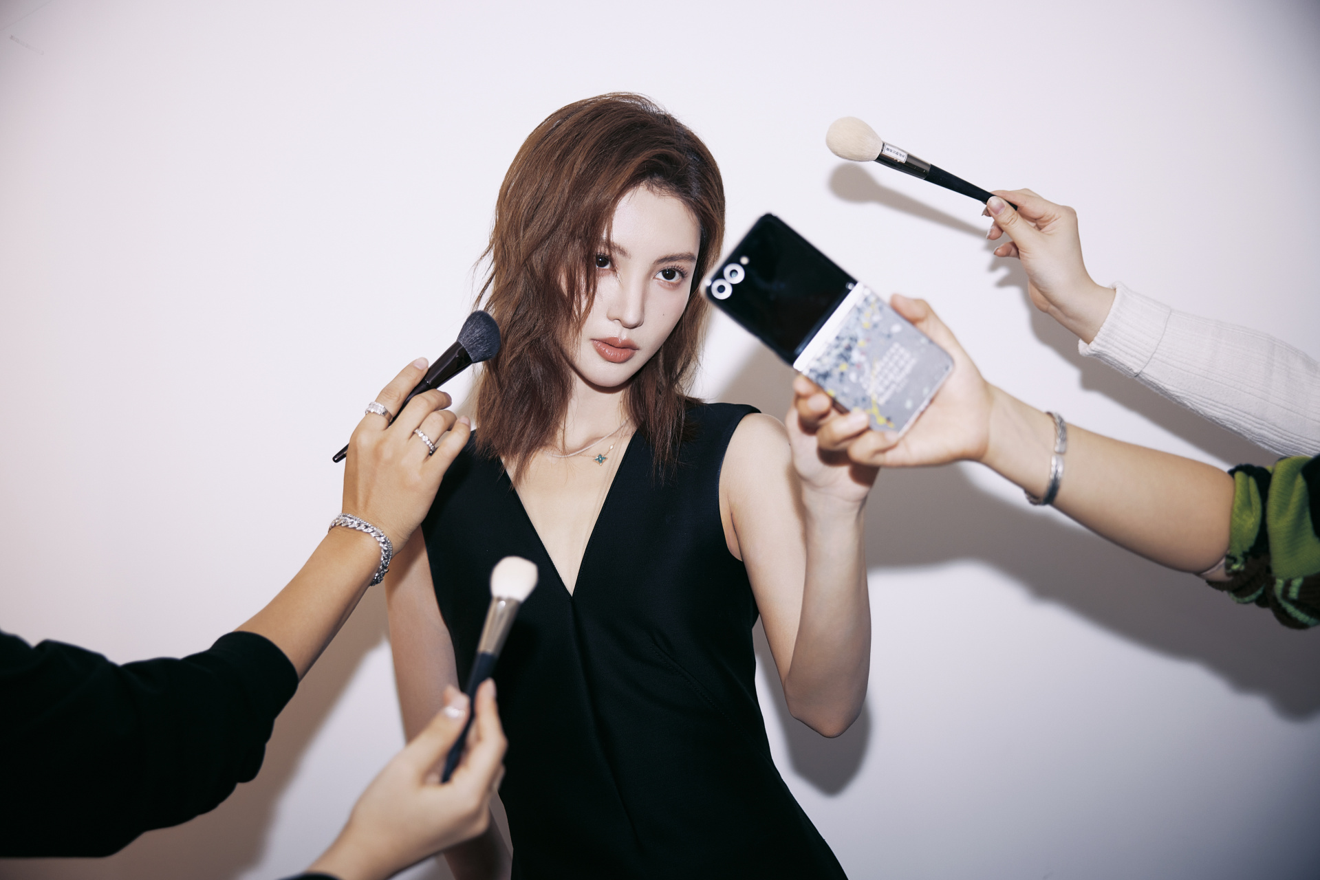 金晨# 短发真的很酷,眼神杀很a,女人帅起来没男的什么事啦!