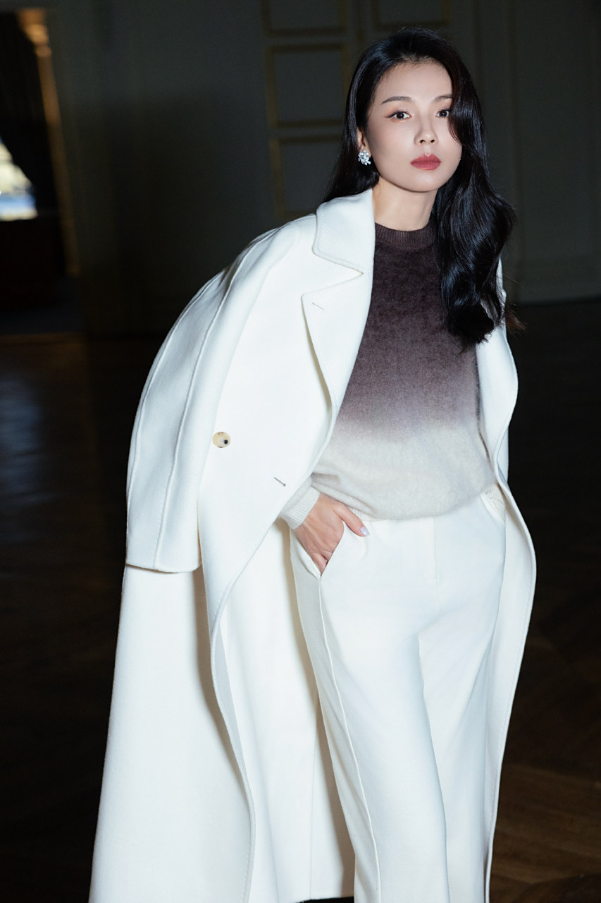 刘涛白色大衣知性优雅,好有范儿!