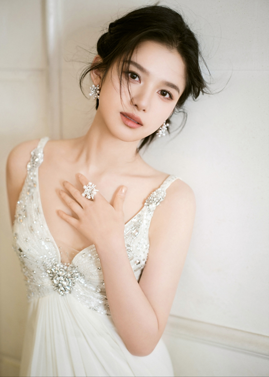 张婧仪温婉明媚,宛如春日阳光般温暖人心.#女明星日常风采